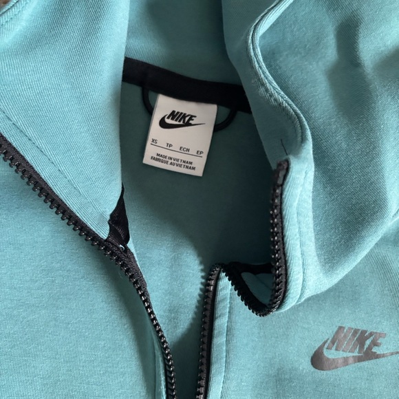 Nike Tech Full-Zip Hoodie with Black Details - Picture 4 of 4